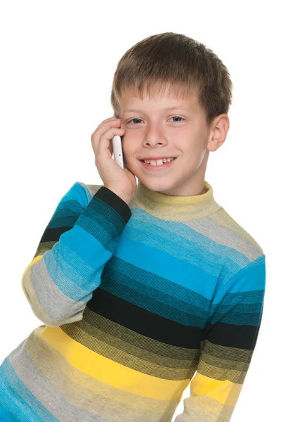 Lachende jongen met een mobiele telefoon — Stockfoto