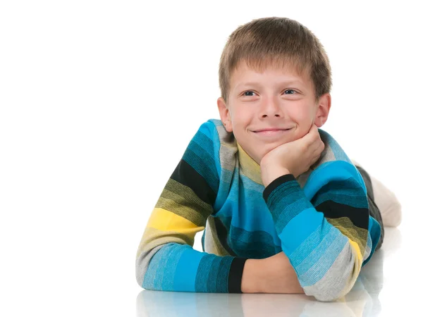 Усміхнений хлопчик у смугастій сорочці — стокове фото