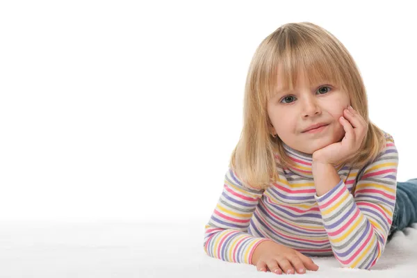 Hübsches kleines Mädchen auf dem weißen Teppich — Stockfoto