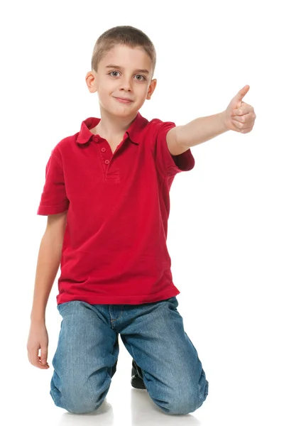 Улыбающийся мальчик в красной рубашке — стоковое фото