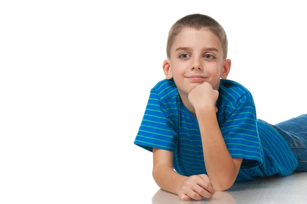 Lachende jongen in blauw shirt — Stockfoto