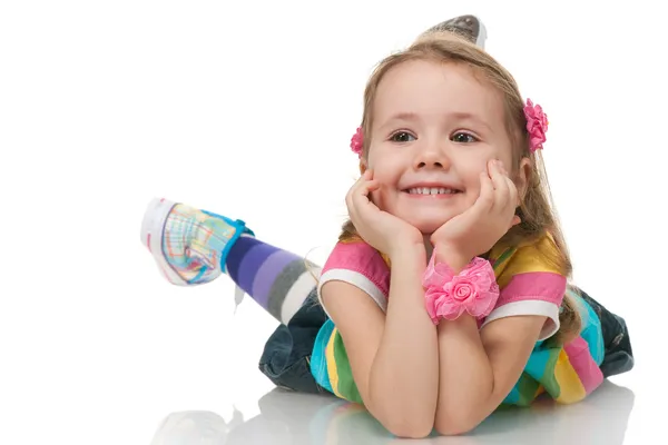 Счастливая маленькая девочка смотрит в сторону — стоковое фото