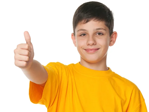 Улыбающийся подросток показывает большой палец вверх — стоковое фото