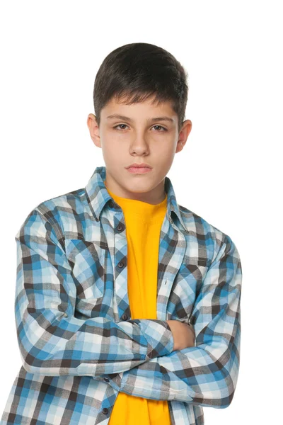 Уверенный подросток в клетчатой рубашке — стоковое фото