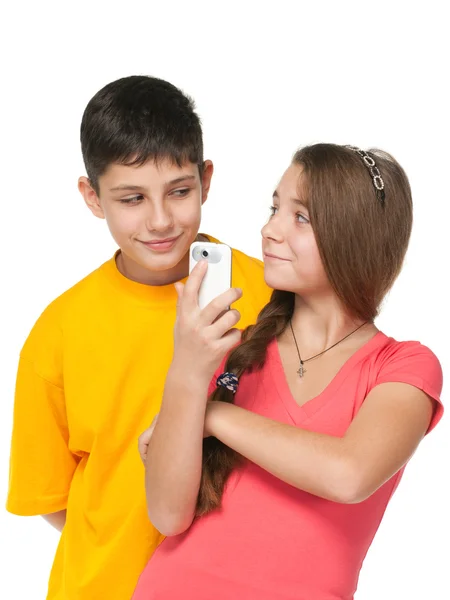 Un retrato de niños de moda con un teléfono celular — Foto de Stock