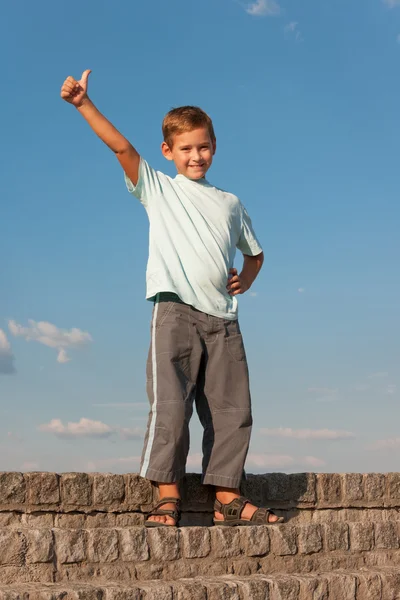 Rapaz feliz com o polegar para cima — Fotografia de Stock
