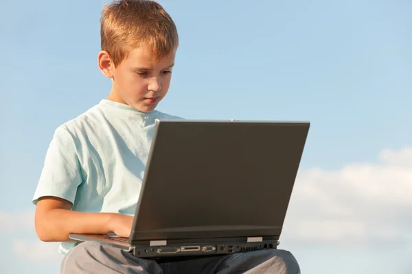 英俊的男孩用的笔记本电脑 — 图库照片