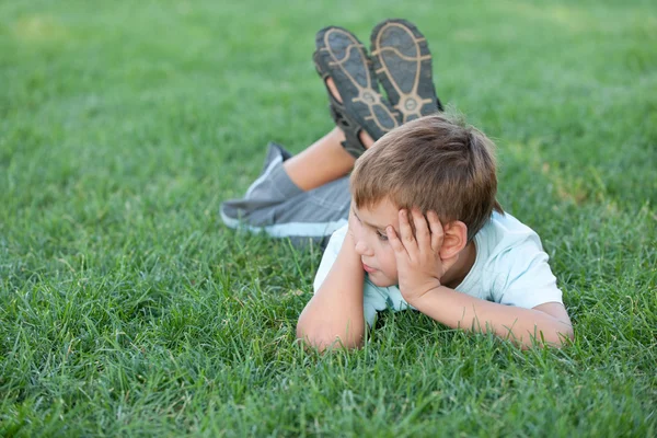 Chlapec v trávě přímo — Stock fotografie