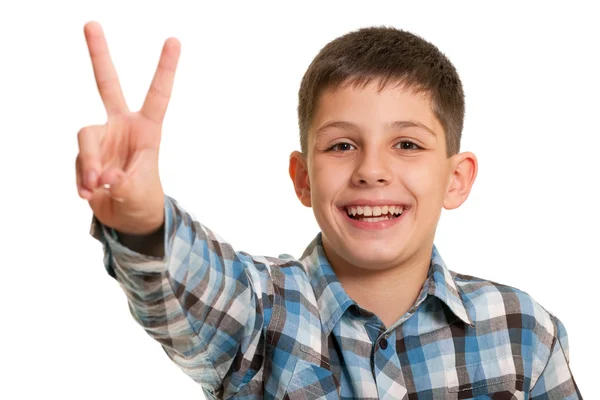 Ευτυχισμένο αγόρι, δείχνει ένα σημάδι νίκη — Φωτογραφία Αρχείου