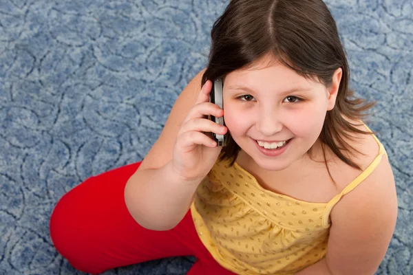 Meisje praten op de mobiele telefoon — Stockfoto