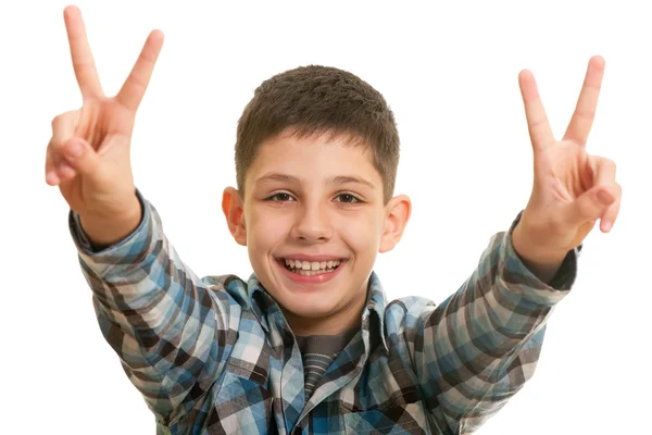 Смеющийся мальчик показывает знак победы — стоковое фото
