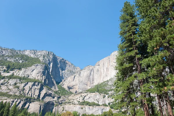 Paisaje con montañas, árboles y cascada en Yosemite — Foto de Stock