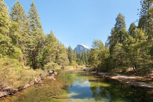 Paisaje con montañas y río en Yosemite — Foto de Stock