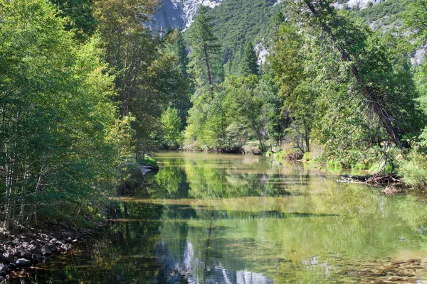 Paisaje con montañas, bosque y río en Yosemite — Foto de Stock
