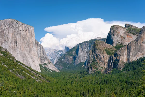 Paisaje con montañas y cascada en Yosemite — Foto de Stock