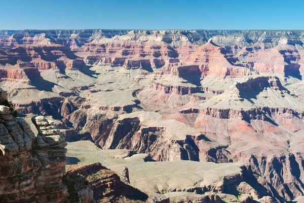 Utsikt över grand canyon under blå himmel — Stockfoto