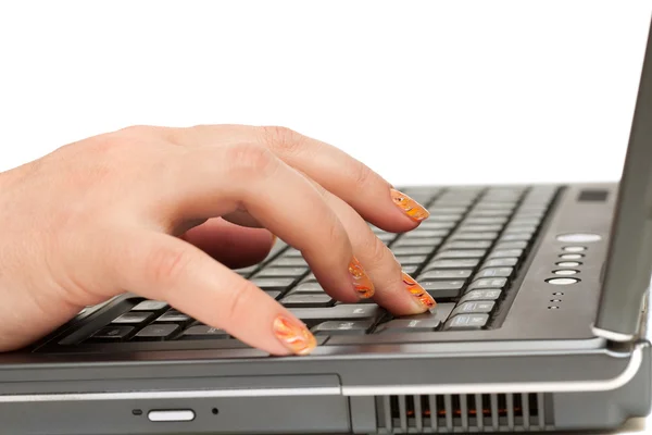 Рука девушки на клавиатуре ноутбука — стоковое фото