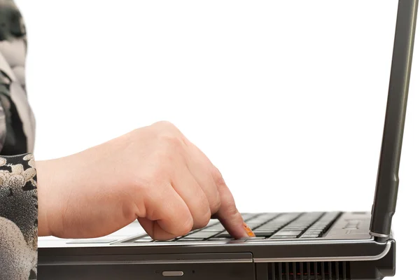 Pracownik naciskając przycisk na laptopie — Zdjęcie stockowe