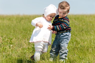 iki küçük çocuklar bahar yürüyüşü