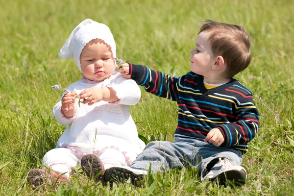 Два малюка на траві — стокове фото