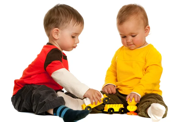 Игра с блоками два малыша — стоковое фото