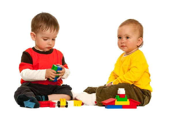 Гра з блоками двох малюків — стокове фото