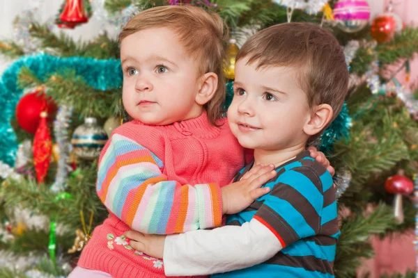 Ungt par på den dekorerad julgranen — Stockfoto