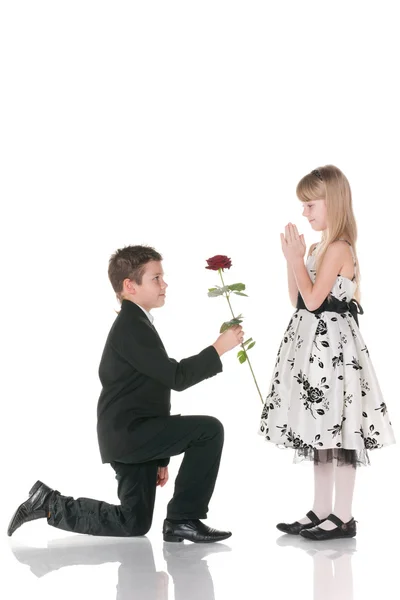 Presentando una rosa roja — Foto de Stock