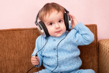 kulaklıklar ile akıllı yürümeye başlayan çocuk
