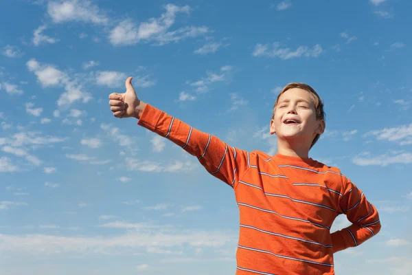 Cantando menino feliz na frente do céu — Fotografia de Stock