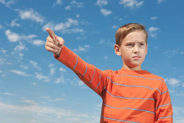 Kid showing right direction — Stock Photo, Image