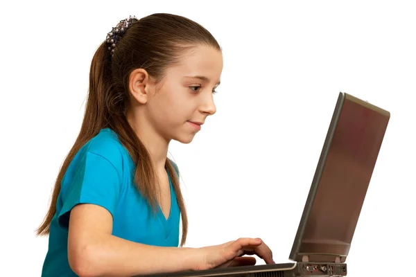 ノート パソコンで勉強していた少女の笑顔 — ストック写真