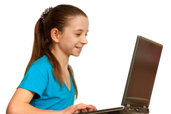 Çok gülümseyen kız ile dizüstü bilgisayar eğitimi — Stok fotoğraf