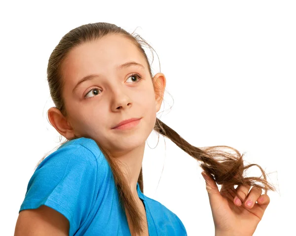 Retrato de una niña pensativa jugando con su cabello —  Fotos de Stock