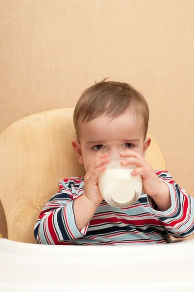喝牛奶蹒跚学步 — 图库照片