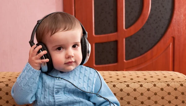 Baby met koptelefoon — Stockfoto