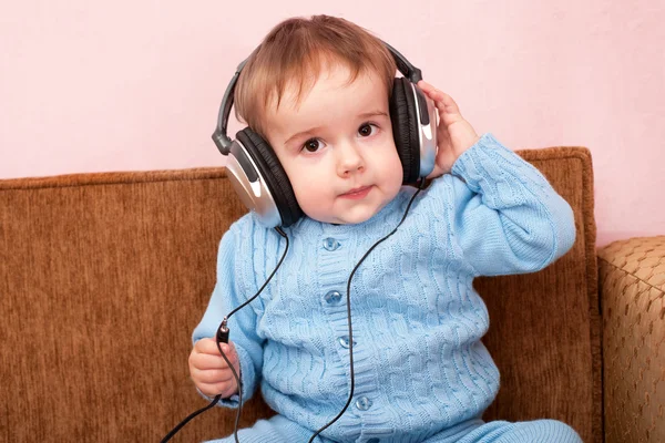 Niño inteligente con auriculares — Foto de Stock