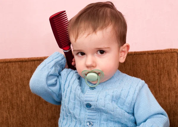 Toddler with a comb — Stock Photo, Image