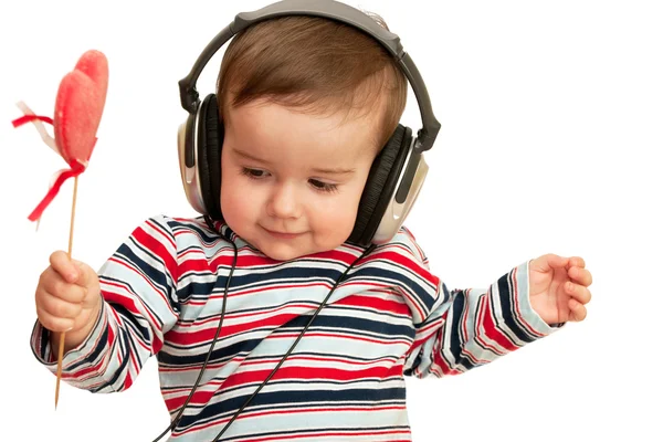 Kid in striped shirt met hoofdtelefoons en rood hart — Stockfoto