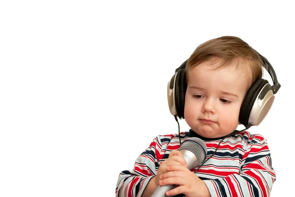 Учитывая речь вдумчивого малыша с наушниками и микрофоном — стоковое фото