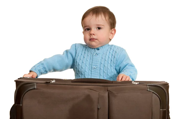 Впевнений малюк упаковує валізу — стокове фото