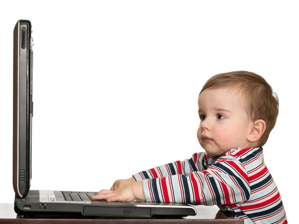 Маленький малюк вперше вчиться з комп'ютером — стокове фото