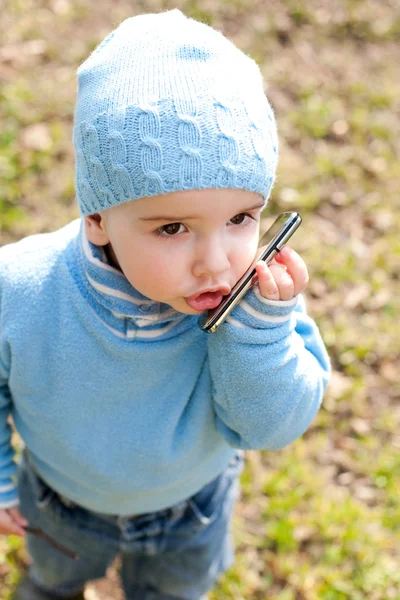 Criança em azul falando pelo telefone — Fotografia de Stock