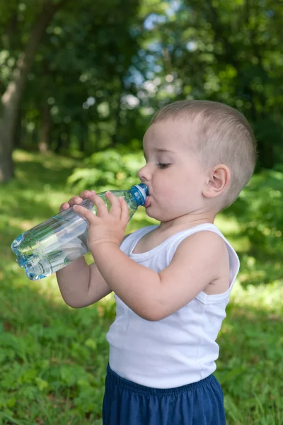 水を飲んで幼児 — ストック写真