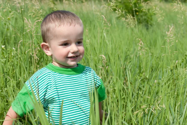 快乐的小男孩在草地 — 图库照片
