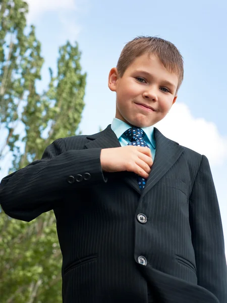 Aufgeräumter Junge im Anzug — Stockfoto