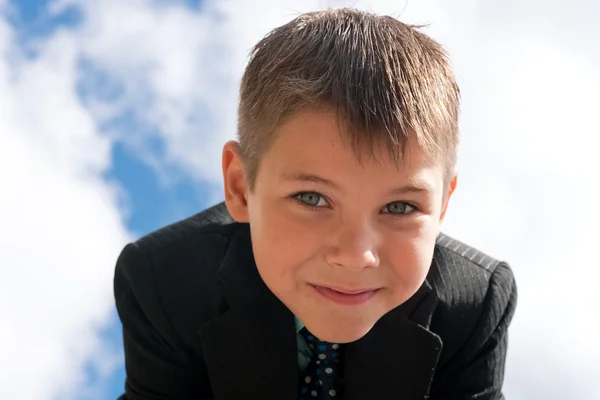 Πορτρέτο του ένα χαμογελαστό παιδί σε εξωτερικούς χώρους — Φωτογραφία Αρχείου