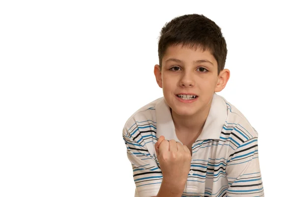 怒っている少年は彼の拳を見せてください。 — ストック写真