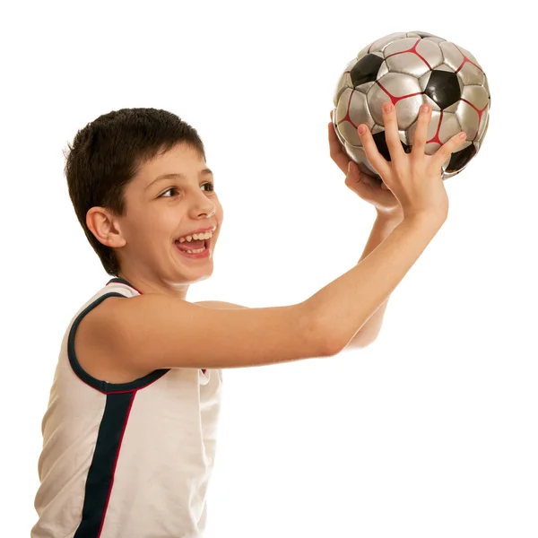 Мальчик бросает мяч — стоковое фото