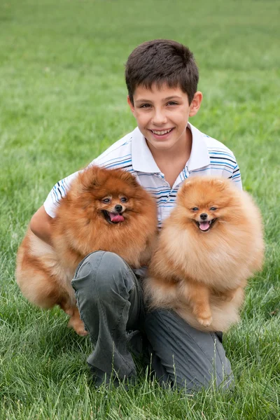 Мальчик со своими домашними животными — стоковое фото
